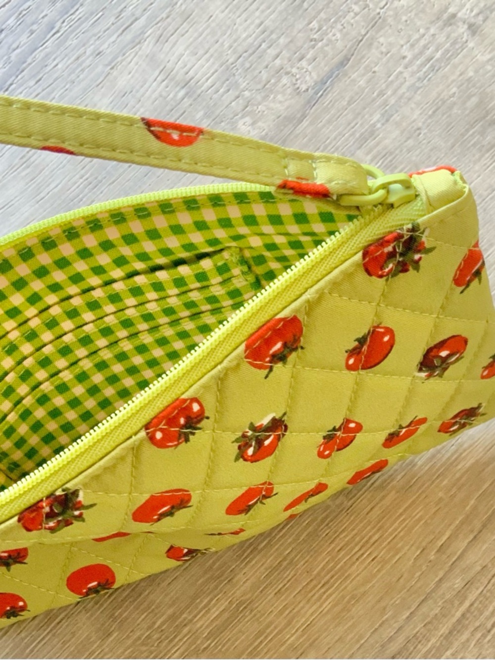 NWT☀️ Vera Bradley Tomato Print Wristlet Bag - Picture 5 of 7